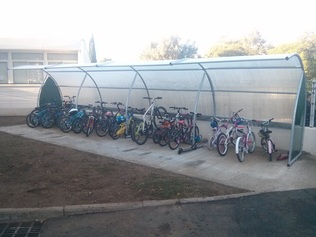 Des garages à vélo / trottinettes / draisiennes dans nos écoles !