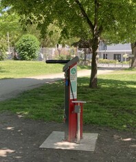 Station publique de gonflage et de réparation pour vélos en libre accès