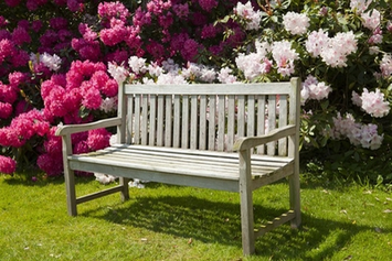 Des bancs au parc de loisirs 