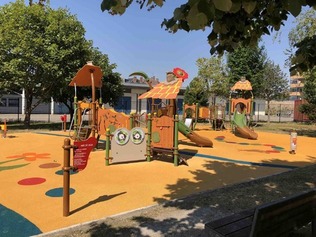 Nouveaux jeux pour les tout petits au parc de loisirs et de nature 