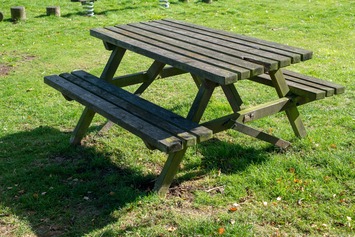 Une table de pique-nique au jardin public