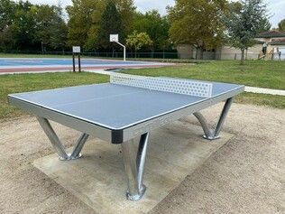 Des tables de ping pong dans les parcs et jardins