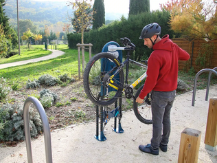 Station publique de maintenance pour les vélos