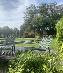 Installer des chaises longues au Parc de nature et de loisirs